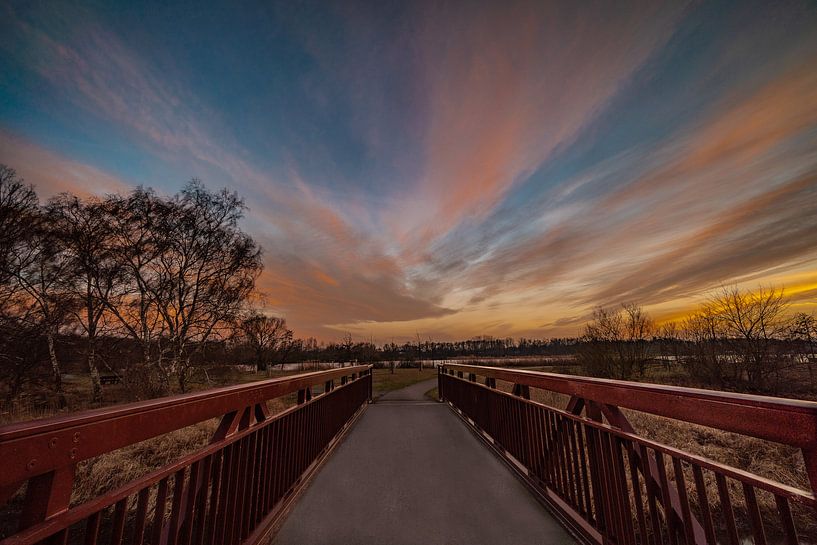 Zonsondergang op de brug in het Allerpark van Marc-Sven Kirsch