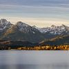 Ein Tafelbild der Berge am Hopfensee bei Füssen in Süddeutschland im Herbst. von Marga Vroom