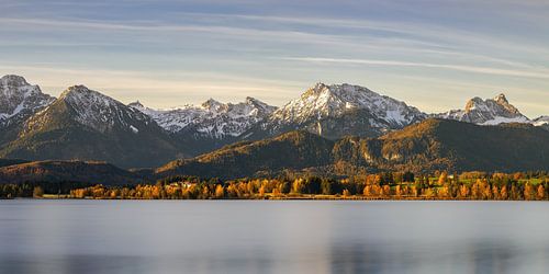 Een panormabeeld van de bergen aan de Hopfensee nabij Füssen in Zuid-Duitsland in de herfstperiode.