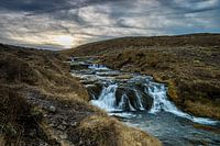 Waterval in het ruige, IJslandse landschap