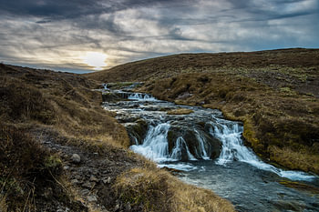 Chute d'eau dans le paysage accidenté de l'Islande