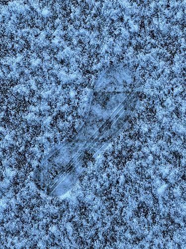 Voetstap in lichte sneeuw