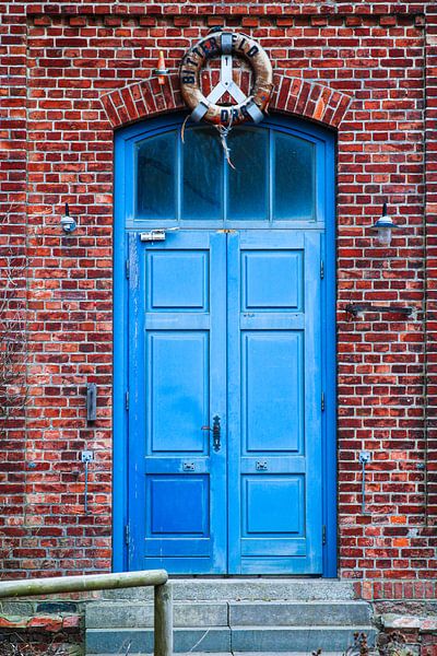 Blauwe deur van Florian Kampes