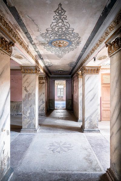 Langer Korridor im Verfall. von Roman Robroek – Fotos verlassener Gebäude