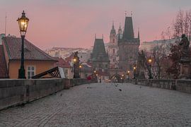 Mistige zonsopkomst Karelsbrug Praag van Lizet Wesselman