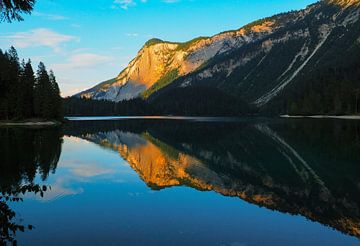Le coucher de soleil et l'embrasement des Alpes sont les moments de lumière les plus magiques de la montagne : chauds, lumineux, émotionnels et parfaits pour des peintures murales d'ambiance.