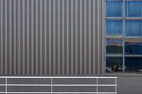 Horizontalen en verticalen - een foto van een gevel op een industrieterrein