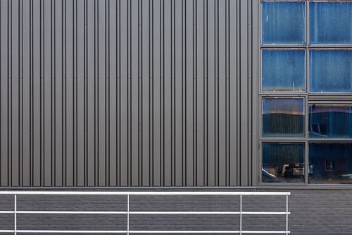Horizontalen en verticalen - een foto van een gevel op een industrieterrein