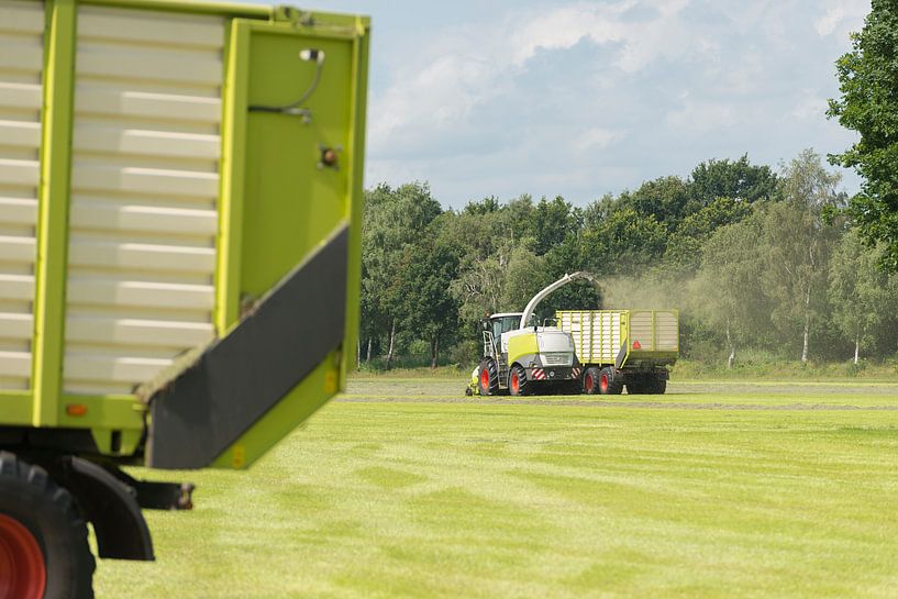 hakselaar en transport van gras met tractor en wagen by Tonko Oosterink