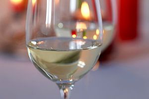 Weingläser mit Weißwein