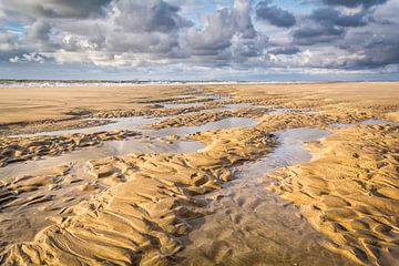 Strand landschap met zand patroon en wolkenlucht van Lisette Rijkers