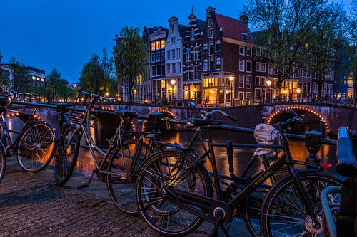 Bridge over the prinsengracht in Amsterdam at night