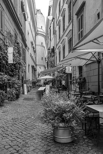 Leuke straat in Rome zwart wit
