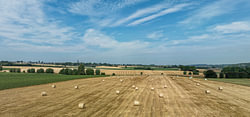 Dronebeeld van zomerse strobalen bij Vijlen