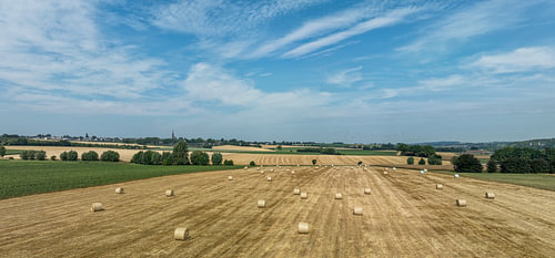 Drohnenaufnahme von sommerlichen Strohballen bei Vijlen von John Kreukniet