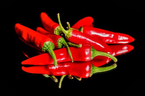 Pepers op zwarte achtergrond