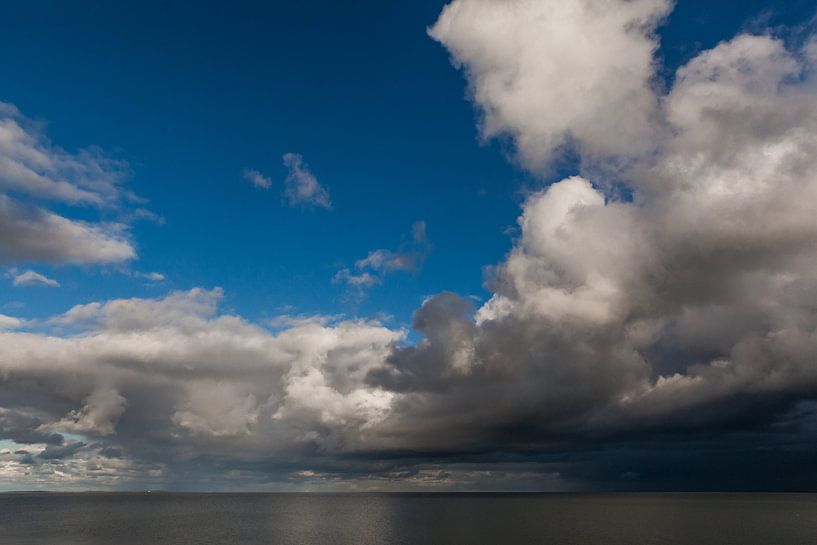 Dramatische lucht boven de Waddenzee van Simone Janssen