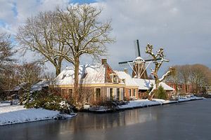 Windmühle de Ster in Utrecht mit Haus im Vordergrund im Winter