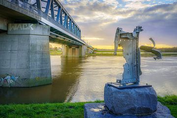 Zeitalter im Wandel: Alte Eisenbahnbrücke und neue Brücke bei Sonnenuntergang in Deventer von Bart Ros