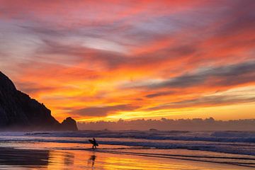 Surfer in de zonsondergang, Portugal van Adelheid Smitt