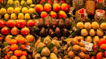 op de markt van Barcelona liggen alle denkbare soorten fruit van Hans de Waay