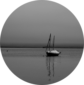 Zeilboot in de haven van Stromness van Mario van Loon