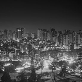 skyline van Curitiba - Brazilië > 2 miljoen inwoners by J. van Schothorst