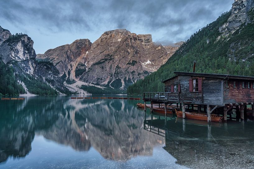 Lago di Braies Italie van Mario Calma