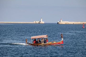 toeristenbootje met op de achtergrond de vuurtorens van Eric van Nieuwland