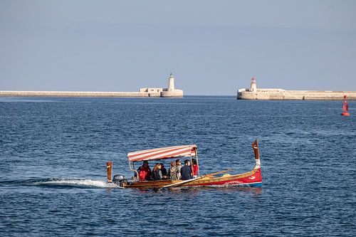 bateau touristique avec des phares en arrière-plan