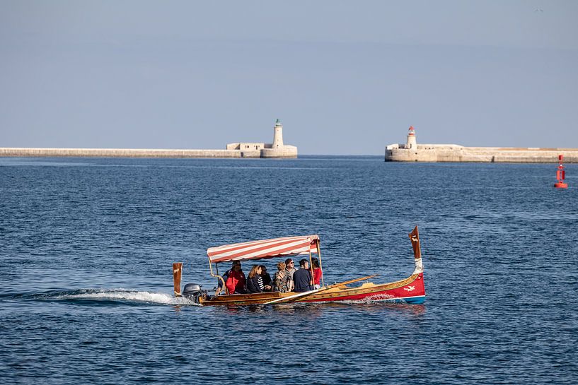 tourist boat with lighthouses in the background by Eric van Nieuwland