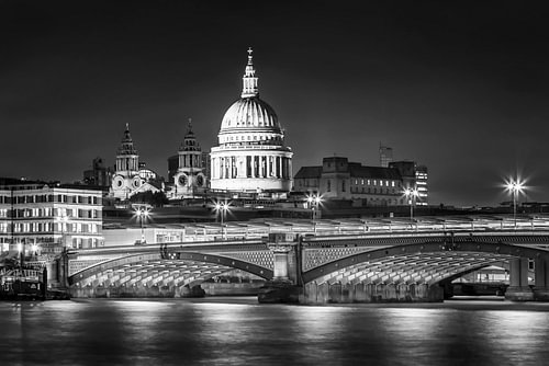 LONDEN: St Paul’s Cathedral met Blackfriars Bridge – zwart-wit