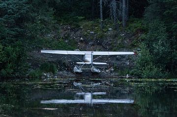 Watervliegtuig met reflectie op water van Dirk Fransen