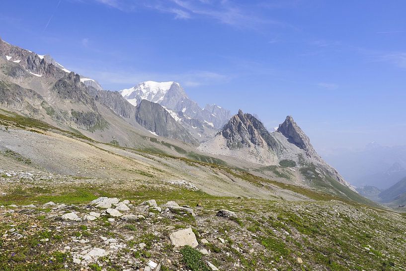Mont Blanc: A spectacular long-distance hiking trail through France, Italy and Switzerland - full of glaciers, peaks, Alpine meadows and magnificent mountain moments. by Miriam Schwarzfischer Fotografie