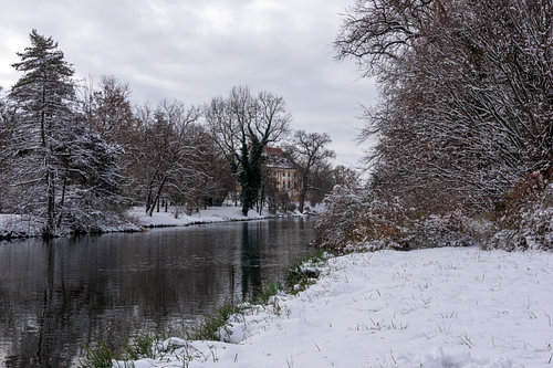 Frosty Palace Solitude - Château sur une rivière gelée pour un salon aux tons froids