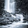 Chute d'eau Oxararfoss en noir et blanc sur Henk Meijer Photography