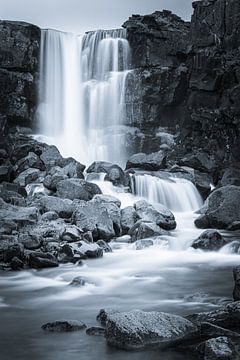 Wasserfall der Oxararfoss in Schwarz und Weiß