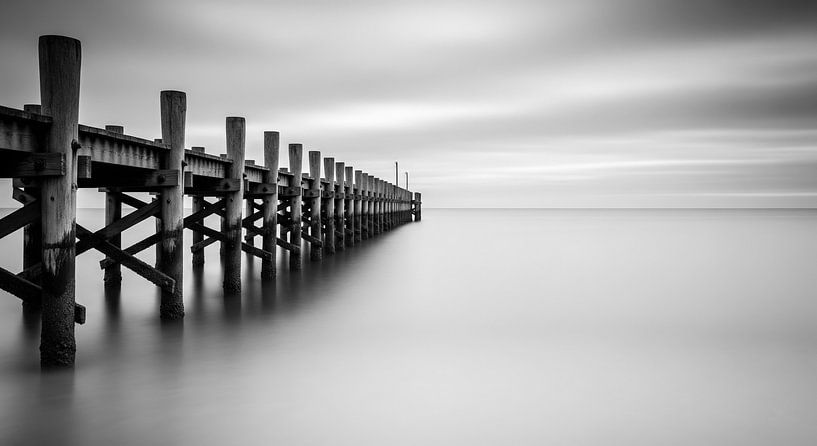 Schwarz und Weiß Pier Langzeitbelichtung von Markus Gann