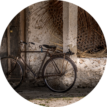 Achter gelaten oude fiets op Zanzibar van Erwin Floor