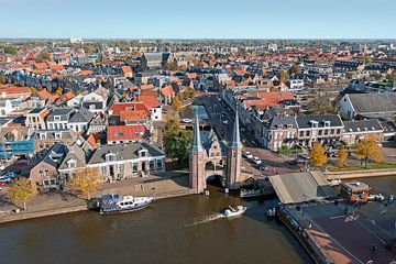 Vue aérienne de la ville de Sneek avec la porte d'eau aux Pays-Bas. sur Eye on You