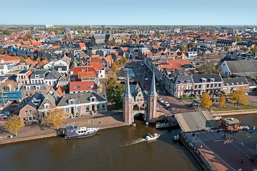 Luchtfoto van het stadje Sneek met de waterpoort in Nederland
