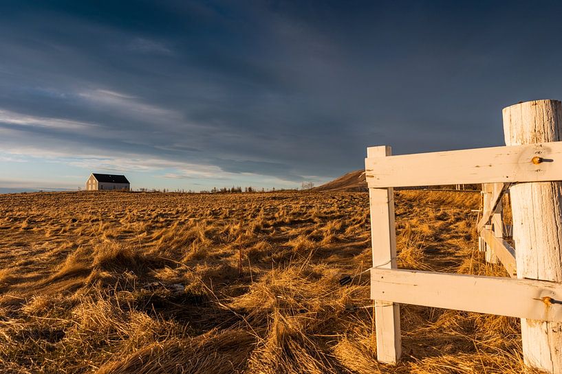 Kleines Haus im Gras auf dem Hügel mit weißem Zaun von Maarten Borsje