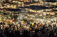 Gezicht op mensen en snackkraampjes op de Jemaa el Fana in Marrakech van Dieter Walther thumbnail
