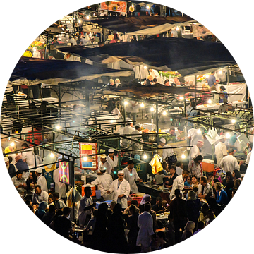 Gezicht op mensen en snackkraampjes op de Jemaa el Fana in Marrakech