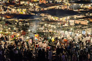 Vue des gens et des stands de restauration sur la Jemaa el Fana à Marrakech sur Dieter Walther