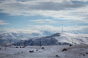 Besneeuwde bergtoppen in Armenie van Julian Buijzen