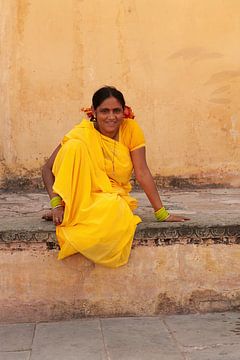 Vrouw in gele sari in Jaipur, India van Gonnie van de Schans