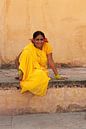 Vrouw in gele sari in Jaipur, India van Gonnie van de Schans thumbnail