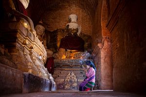 Prier dans la pagode indienne