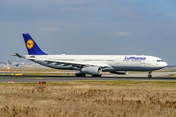 Take-off Lufthansa Airbus A330-300 (D-AIKK). van Jaap van den Berg